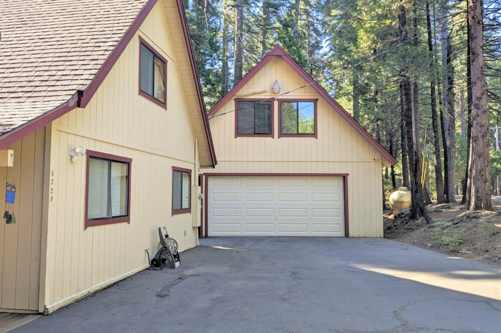 Dorrington Vacation Rental Cabins - Family-friendly home with a garage in a wooded area near Arnold.